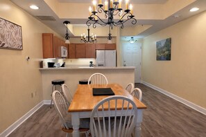 Dining - It’s Bristol Baby!! Walk to the track! (Bristol)