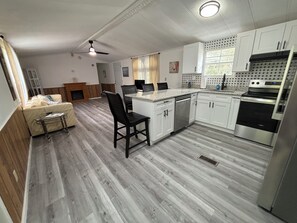 Interior - Hidden Country Gem Near Town, Springs & Fort Island Beach (Crystal River)