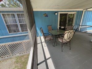 Outdoor dining - Hidden Country Gem Near Town, Springs & Fort Island Beach (Crystal River)