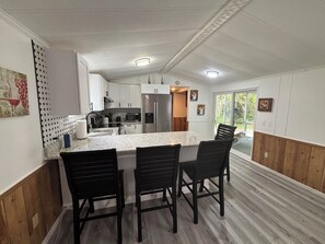Private kitchen - Hidden Country Gem Near Town, Springs & Fort Island Beach (Crystal River)