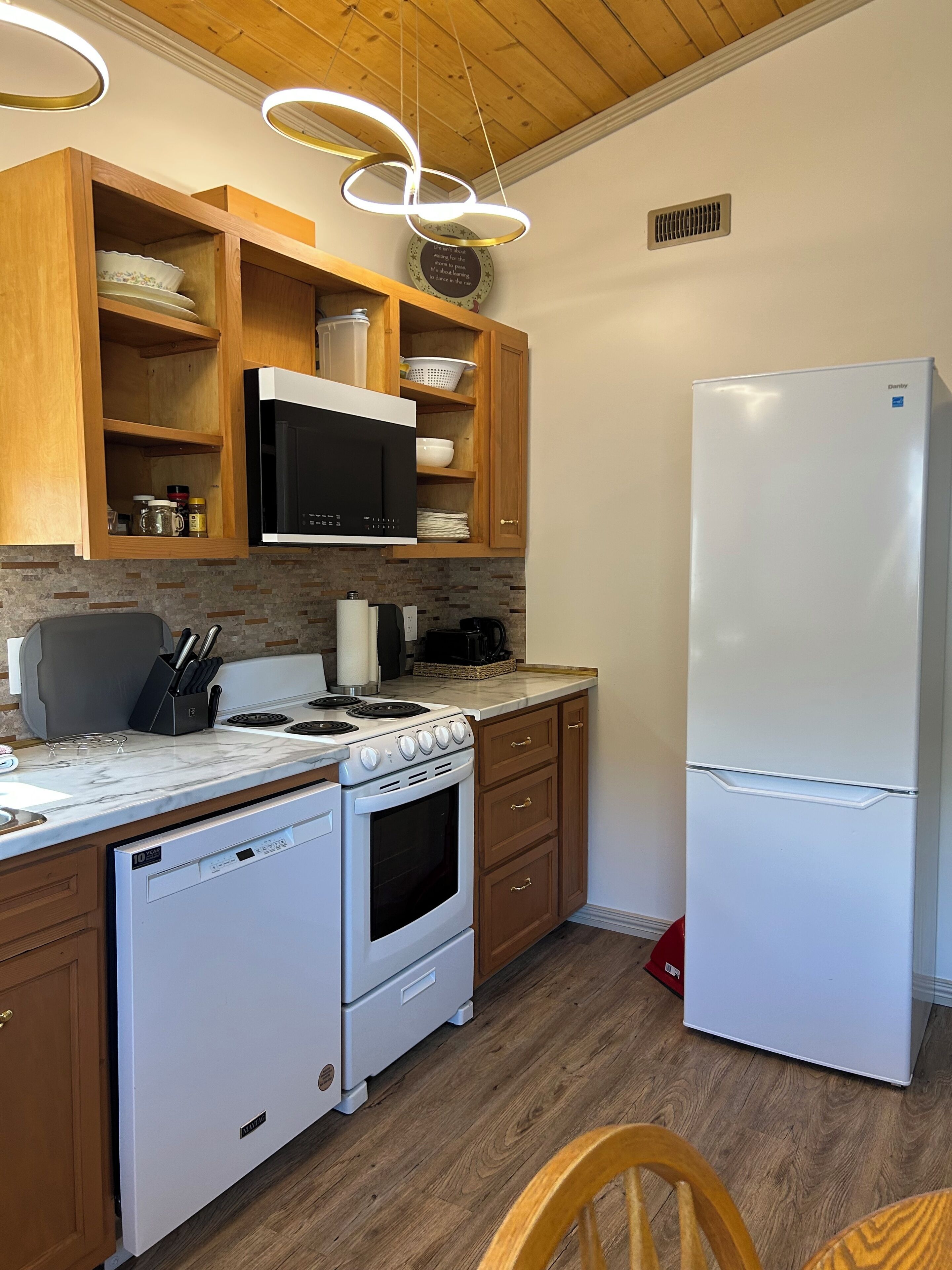 Micro-ondes, four, plaque de cuisson, lave-vaisselle