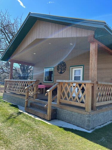 2 Bedroom Cottage In Crawford Bay, BC. An Artisan town on Kootenay Lake