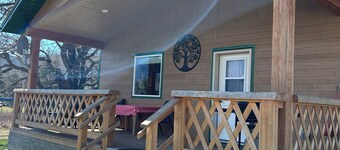 2 Bedroom Cottage In Crawford Bay, BC. An Artisan town on Kootenay Lake