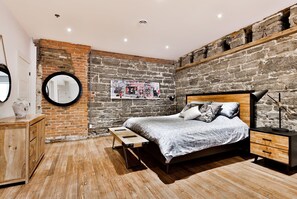 Room - Les Suites Saint Francois Xavier (Montreal)