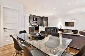 Dining - Les Suites Saint Francois Xavier (Montreal)