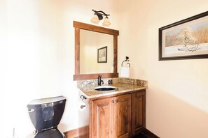 Shower, jetted bath, hair dryer, towels - Luxury Breck Golf Course Home Hot Tub  Sleeps 14 Near Gondola (Breckenridge)
