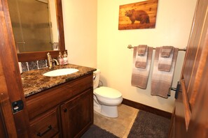 Shower, jetted bath, hair dryer, towels - Luxury Breck Golf Course Home Hot Tub  Sleeps 14 Near Gondola (Breckenridge)