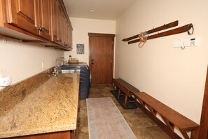 Microwave, oven, stovetop, dishwasher - Luxury Breck Golf Course Home Hot Tub  Sleeps 14 Near Gondola (Breckenridge)