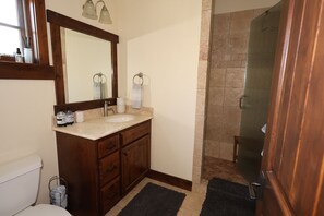 Shower, jetted bath, hair dryer, towels - Luxury Breck Golf Course Home Hot Tub  Sleeps 14 Near Gondola (Breckenridge)