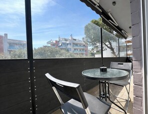 Outdoor dining - Sea Whisper Apartment in Rafina by ΜΡS (Rafina)