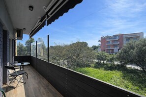 Outdoor dining - Sea Whisper Apartment in Rafina by ΜΡS (Rafina)