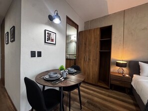 Deluxe Apartment, City View | Dining