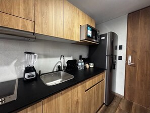 Deluxe Apartment, City View | Private kitchen