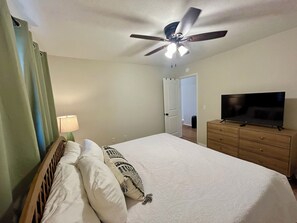 2 bedrooms, iron/ironing board, WiFi, bed sheets - 2 Bed/1 Bath - 5 Miles to Downtown! (Greenville)