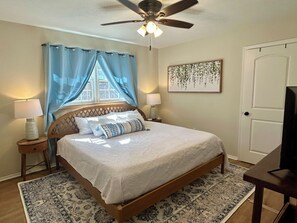 2 bedrooms, iron/ironing board, WiFi, bed sheets - 2 Bed/1 Bath - 5 Miles to Downtown! (Greenville)