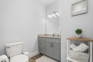 Shower, hair dryer, towels, soap - Down-Town/ Alamo dome/tower of americas/ hemisphere park (San Antonio)