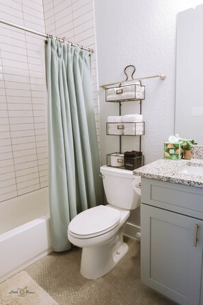 Shower, hair dryer, towels, soap - Down-Town/ Alamo dome/tower of americas/ hemisphere park (San Antonio)