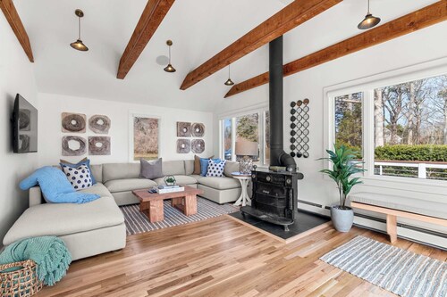 Waterfront Oasis with Game Room, Newly Renovated!