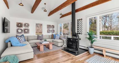 Waterfront Oasis with Game Room, Newly Renovated!