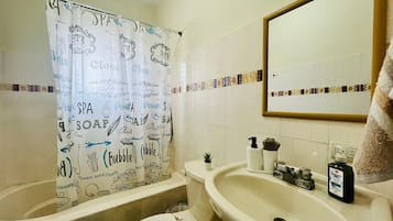 Dusche, Handtücher, Seife, Toilettenpapier