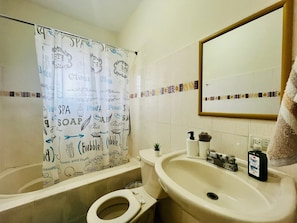 Regadera, toallas, jabón, papel de baño 