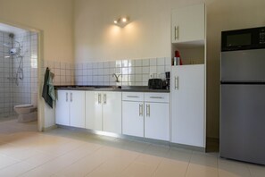 Fridge, microwave, stovetop, high chair - Saffraanvink - The green flamingo (Sint Willibrordus)