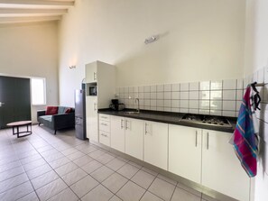Refrigerador, microondas, parrilla de estufa y utensilios de cocina 