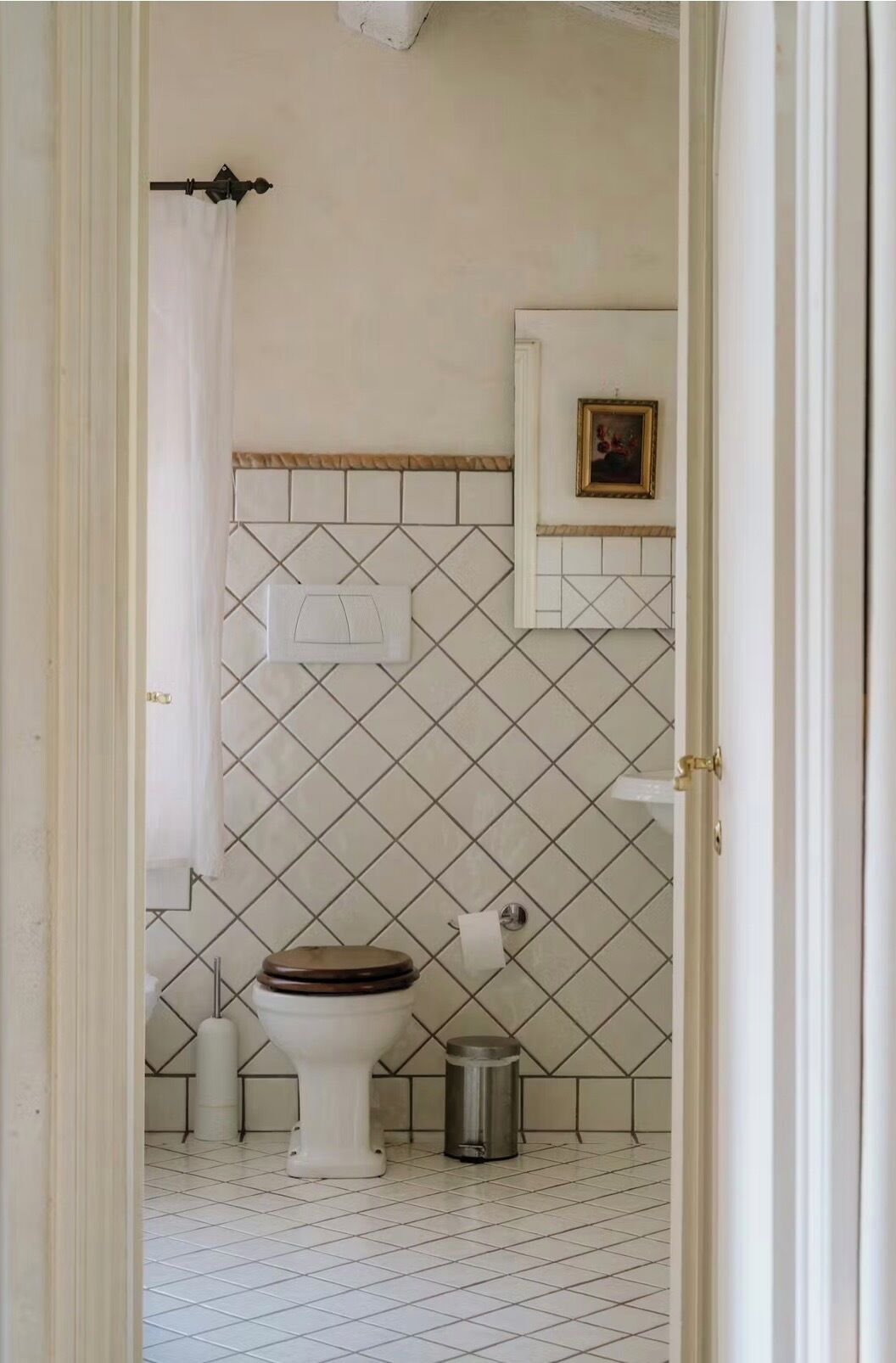 Een douche, een haardroger, een bidet, handdoeken