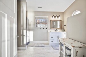 Casa, varias camas, patio (35 Lake Villas) | Interior