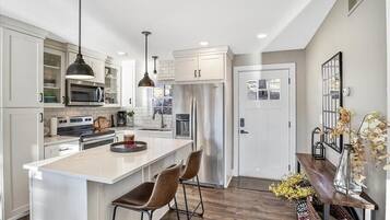 House, Multiple Beds, Patio (35 Lake Villas) | Private kitchen