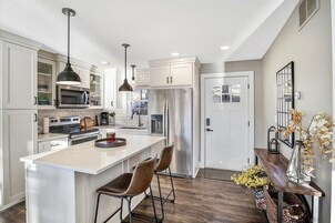 House, Multiple Beds, Patio (35 Lake Villas) | Private kitchen