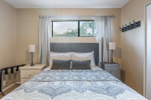 Condo, 1 giường cỡ queen và sofa giường, sân hiên, quang cảnh hồ bơi (6620 Weston Point F6) | 1 phòng ngủ, trang trí khác biệt 