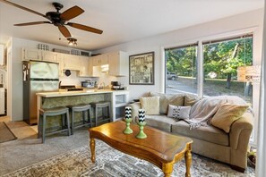 Condo, 1 giường cỡ queen và sofa giường, sân hiên, quang cảnh hồ bơi (6620 Weston Point F6) | Khu phòng khách