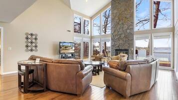 Nhà, nhiều giường, sân hiên (661 Scenic View) | Khu phòng khách