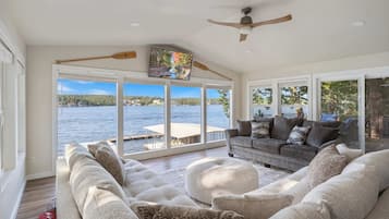 House, Multiple Beds, Patio (5877 Baydy Peak Rd) | Living area