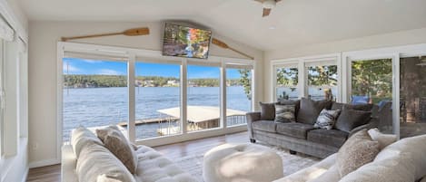 ハウス ベッド (複数台) パティオ (5877 Baydy Peak Rd) | リビング エリア