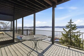Outdoor dining - Beautiful Waterfront Lake Home With Private Dock (Lake Ozark)