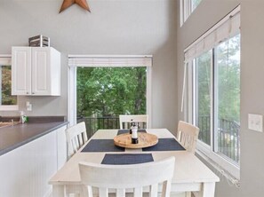 3 bedrooms, individually decorated, individually furnished, bed sheets - Lakefront Home With Private Dock (Eldon)
