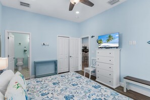 4 habitaciones, escritorio y tabla de planchar con plancha 