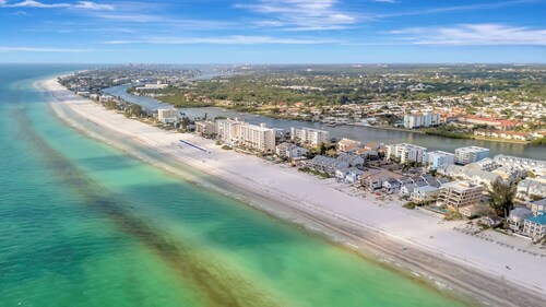 Oceanfront 4B Condo & Balcony | IRB Beach Access!