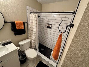 Dusch, handdukar, tvål och toalettpapper