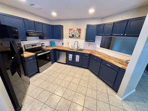 Fridge, microwave, oven, stovetop - Viva San Antonio! Spacious Stay & Family Friendly! (San Antonio)
