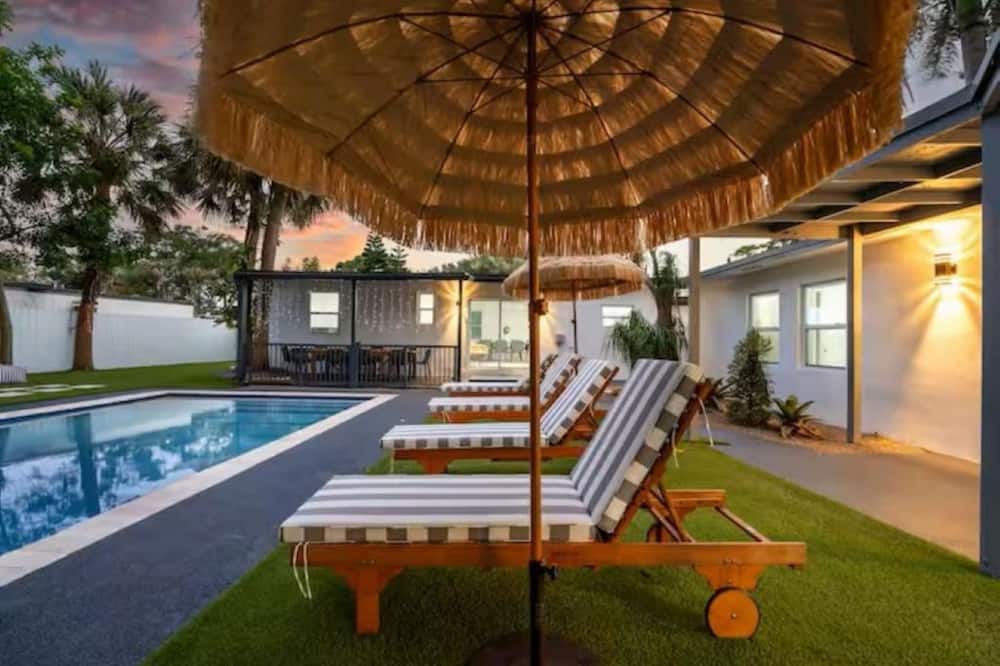 Resort Villa Modern Pool Outdoor Dining