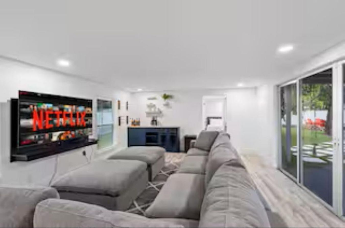 Comfort Villa | Living room | 55-inch Smart TV with digital channels