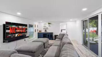 Comfort Villa | Living room | 55-inch Smart TV with digital channels