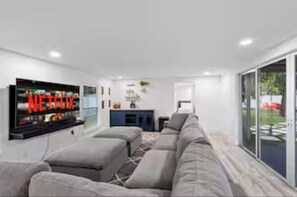 Villa Confort | Sala de estar | Smart TV de 55 pulgadas con canales digitales