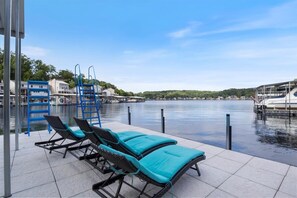 Sun deck - Beautiful Lake Front Home With Private Dock In Lick Branch Cove (Rocky Mount)