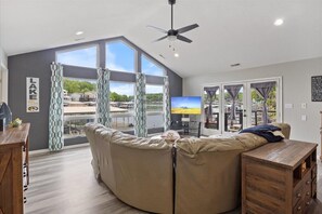 Casa, várias camas, varanda (30826 Windy Lane) | Área de estar