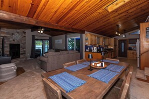 Casa, varias camas, patio (22 Little Sunrise Ln) | Área de sala de estar