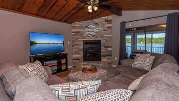 House, Multiple Beds, Patio (22 Little Sunrise Ln) | Living area